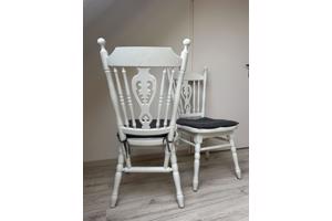 2 witte houten stoelen