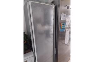 Grote grijze koelkast met vriesvak