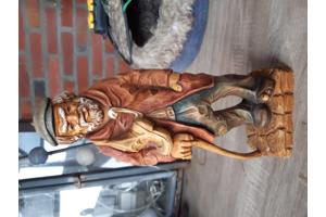 Statuur oude man met schoenen H