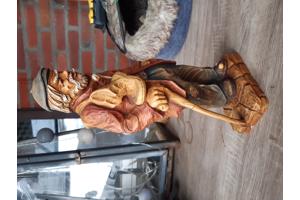 Statuur oude man met schoenen H