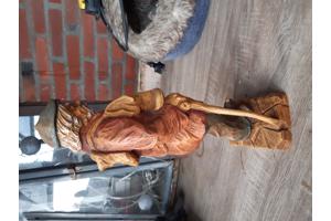 Statuur oude man met schoenen H