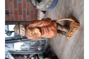 Statuur oude man met schoenen H