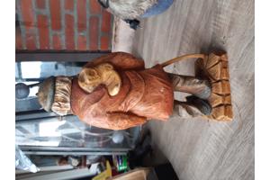 Statuur oude man met schoenen H