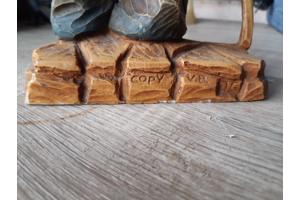 Statuur oude man met schoenen H