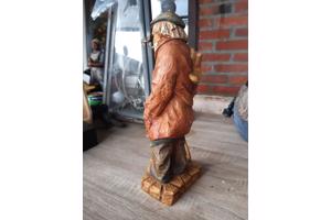 Statuur oude man met schoenen H