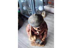 Statuur oude man met schoenen H
