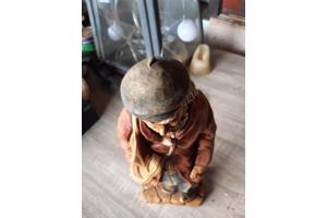 Statuur oude man met schoenen H