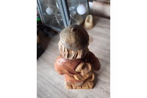 Statuur oude man met schoenen H