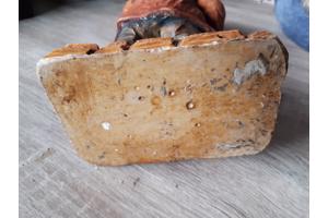 Statuur oude man met schoenen H