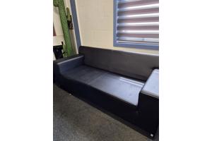 Mancave of voor in hobbyruimte zwart rechtmodel bank en 2 stoelen. Van skai, alleen stoffig bekleding in orde. Makkelijk schoon te maken.