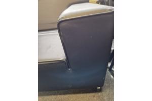Mancave of voor in hobbyruimte zwart rechtmodel bank en 2 stoelen. Van skai, alleen stoffig bekleding in orde. Makkelijk schoon te maken.