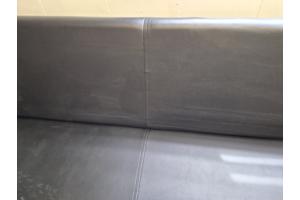 Mancave of voor in hobbyruimte zwart rechtmodel bank en 2 stoelen. Van skai, alleen stoffig bekleding in orde. Makkelijk schoon te maken.