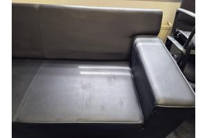 Mancave of voor in hobbyruimte zwart rechtmodel bank en 2 stoelen. Van skai, alleen stoffig bekleding in orde. Makkelijk schoon te maken.