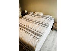 Twee persoons bed, 2 losse delen incl matrassen