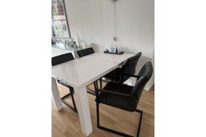 Eethoek (wiite tafel en 4 stoelen)