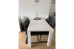 Eethoek (wiite tafel en 4 stoelen)