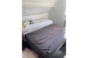 Twee ledikanten met matrassen en een boxspring
