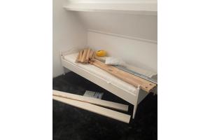 Twee ledikanten met matrassen en een boxspring