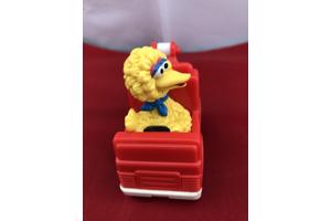 Sesamstraat Henson : yellow Big bird in takelauto garage