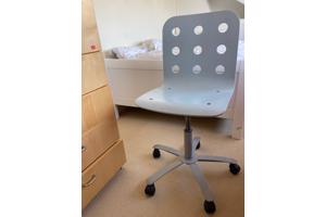 blauwe en rode IKEA bureaustoel kind