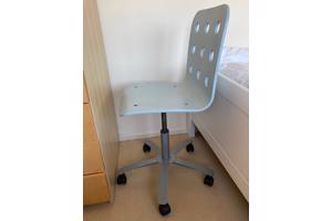 blauwe en rode IKEA bureaustoel kind