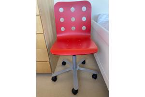 blauwe en rode IKEA bureaustoel kind