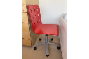 blauwe en rode IKEA bureaustoel kind