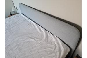 Mooi bed met toebehoren van Ikea (matras, dekbed)