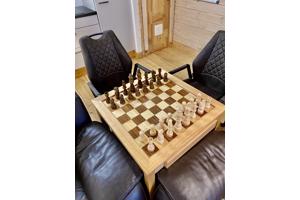 Schaak Tafel met grote stukken compleet + 2 Leren Stoelen