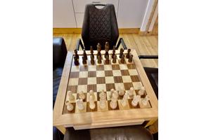 Schaak Tafel met grote stukken compleet + 2 Leren Stoelen