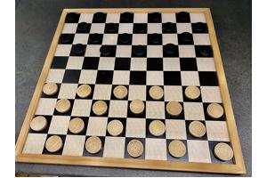 Schaak Tafel met grote stukken compleet + 2 Leren Stoelen