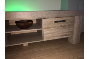Mooi tv meubel 182cm breed, 57cm hoog en 50cm diep