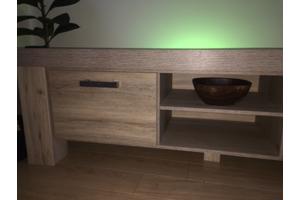 Mooi tv meubel 182cm breed, 57cm hoog en 50cm diep