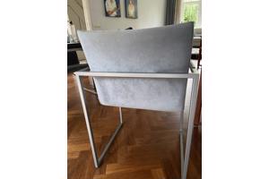 Twee eettafel stoelen