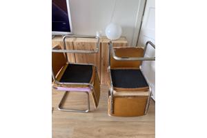 Vier eetkamer stoelen