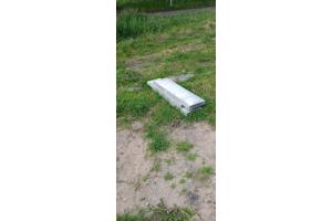 Beton tegels en stoeprand