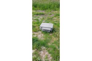 Beton tegels en stoeprand