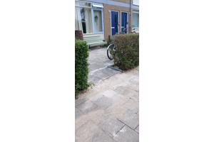 Beton tegels en stoeprand