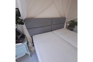 Boxspring 220 x 180 cm met hoofdbord en matrassen
