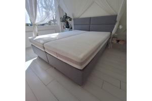 Boxspring 220 x 180 cm met hoofdbord en matrassen