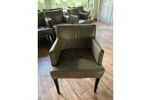 Partij van 38 dezelfde stoelen