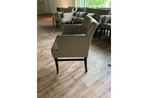 Partij van 38 dezelfde stoelen