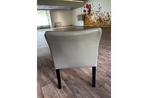 Partij van 38 dezelfde stoelen