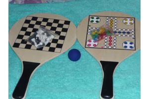 twee houten spel bats (schaken, Mens erger je niet, bal)