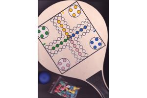 twee houten spel bats (schaken, Mens erger je niet, bal)