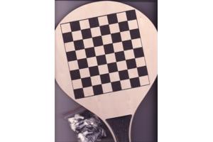 twee houten spel bats (schaken, Mens erger je niet, bal)