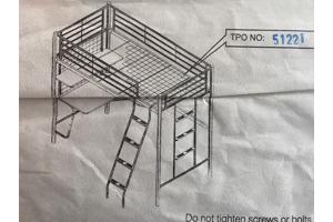 Leuk stapelbed met bureau.