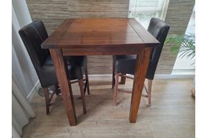 Houten bartafel en twee barkrukken