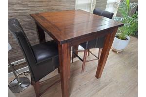Houten bartafel en twee barkrukken