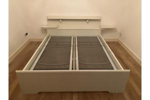 Tweepersoonsbed en nachtkastjes